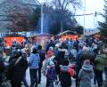 Bild: prh
Ein Besuchermagnet war nach zweijähriger Zwangspause der Weihnachtsmarkt der Musikschule. Der Platz vor dem Lobkowitz-Schloss platzte aus allen Nähten. Vor allem die Kinder erwartete ein abwechslungsreiches Programm. Als Höhepunkt besuchten St. Nikolaus, das Christkind, kleine Engel und Zwerge die KInder.