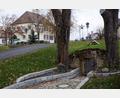 Bild: bkr
Viel Lob gab es bei der Bürgerversammlung für die Leistung des Bauhofs, der auch den alten Felsenkeller sanierte. Für das alte Rathaus im Hintergrund sollen die Planungen für die Sanierung in Kürze auf den Tisch liegen.