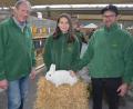 Bild: jr
Der ganze Stolz von Sophie Zandt ist ihr schneeweißes Schwarzgrannen-Kaninchen, das mit 98 Punkten eine bei den 
Konnersreuthern Züchtern bisher noch nie erreichte Höchstpunktzahl bekam. Dazu gratulierten Sophies Vater und Tätowiermeister Klaus Zandt (rechts) sowie Vorsitzender Reinhard Wurm.