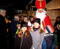 Bild: R. Kreuzer
Der Nikolaus verteilte Geschenke an die Kinder.