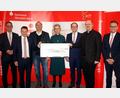 Bild: R. Kreuzer
Mit einem Musterscheck in Höhe von 10.200 Euro treffen sich die Beteiligten bei der Spendenvergabe der Sparkasse Oberpfalz Nord (von links): Robert Stahl, Oberbürgermeister Jens Meyer, Dekan Thomas Guba, Christine Söllner, Hans-Jörg Schön, Prodekan Johannes Lukas, Alexander Brittinger.