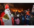 Bild: dob
Als der heilige Nikolaus mit Rauschebart und Mitra am Sonntagabend die adventliche Budenstadt besucht, glänzen viele Kinderaugen.