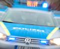 Symbolbild: Jan Woitas/dpa
Die Polizei nahm einen 48-Jährigen in Burglengenfeld fest, als er gerade versuchte, ein Schild vor einem Gymnasium anzuzünden, beziehungsweise anzusengen.