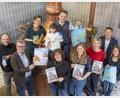 Bild: Thilo Hierstetter/exb
Die Unterstützer des Spendenprojekts "Marlene und der Drachenkönig" im Sperber-Bräu-Sudhaus: Von links, vordere Reihe: Frank Sperber (Elasto Form-Geschäftsführer), Bürgermeister Michael Göth, Autorin Tanja Weiß, Illustratorin Melanie Lipka, Kulturamtsleiterin Angela Thar, Stephanie Fuchs (VR Bank Amberg-Sulzbach). Hintere Reihe: Nicole Glamsch (Lied und Teerezeptur), Wirt Michael Sperber mit Tochter Marlene, Franz Kormann (VR Bank Amberg-Sulzbach).