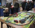 Bild: knh
Reges Interesse zeigen junge und erwachsene Besucher bei der Ausstellung der Modellbahnanlage in der TSG Turnhalle.