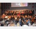 Bild: fz
Die Sängerinnen und Sänger des Witt-Chors begeistern zusammen mit den Hofer Symphonikern und Dirigentin Stefanie Zühlke-Schmidt vor vollem Haus in der Max-Reger-Halle beim Benefizkonzert der Hilfsaktion "Adventslicht".