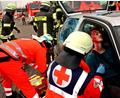 Bild: R. Kreuzer
Die junge Frau im Auto ist schwer verletzt und bewusstlos. Die Rettungssanitäter versuchen, sie aus dem Auto zu befreien.