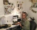 Bild: ihl
Sabine Nosseck im Nähstudio mit Neela (Nähmaschine im Hintergrund). Alles hat seinen festen Platz und ist doch griffbereit. Anders kann sie nicht arbeiten.