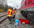 Bild: Julian Sperber, Feuerwehr Neuhaus/Pegnitz/exb
Die Ölauffangwanne einer Diesellok ist in Neuhaus an der Pegnitz übergelaufen. Die Feuerwehren rückten aus, um das Gemisch aufzufangen und die Schienen zu reinigen.