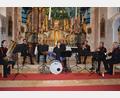 Bild: jr
Die Big-Band der Konnersreuther Blaskapelle unter der Leitung von Armin Scharnagl (rechts) präsentierte beim „Kopf hoch“-Benefizkonzert weihnachtliche Klassiker im modernen Stil.