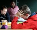 Symbolbild: Malte Christians/dpa
Die Wissenslücken, die durch das Homeschooling entstanden sind, bereiten nicht nur den Schülern Kopfzerbrechen. Auch ihre Eltern und die Lehrer sind mit der Situation überfordert. Die Unterstützung durch Förderprogramme lässt dabei zu wünschen übrig.