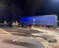 Bild: Feuerwehr Kemnath
Nach einem Zusammenstoß zwischen einem Auto und einem Lastwagen flossen mehrere Hundert Liter Diesel über die "Ponnath-Kreuzung". Fast sechs Stunden waren die Feuerwehren Kemnath, Höflas und Kötzersdorf mit der Straßenreinigung beschäftigt.