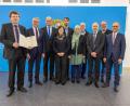 Bild: StMFH/Christian Blaschka/exb
Finanz- und Heimatminister Albert Füracker (Dritter von links) verlieh kürzlich den „Dialektpreis Bayern für Dialektvereine 2022“ an die Johann-Andreas-Schmeller-Gesellschaft um Vorsitzenden Christian Ferstl (links).