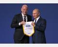 Archivbild: Alexander Zemlianichenko
Zwei Sympathieträger? FIFA-Präsident Gianni Infantino mit dem heutigen Kriegsverbrecher Vladimir Putin
