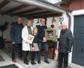Bild: ads
Bei der Familie Pröls (Mitte) in Schnaittenbach findet das Kastenkripperl der Schnaittenbacher Krippenfreunde mit ihren Vorsitzenden Uli Reindl (links) und Peter Pichl (rechts) seine erste Herberge.