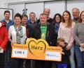 Bild: rgr
Viele gemeinnützige Institutionen sind mit Spenden der Raiffeisenbank OberpfalzNord eG bedacht worden. Das Bild zeigt die Vereinsvertreter mit Vorstandssprecher Joachim Geyer (links).