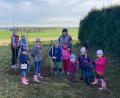 Bild: Sandra Lindner/exb
Vorsitzende Anita Graf pflanzte die Obstbäume mit Hilfe der jungen Mitglieder des Gartenbau- und Ortsverschönerungsvereins Rottendorf.
