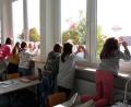 Bild: Armin Aichinger/exb
Kreativer Unterricht: Zum Gestalten ihrer Vorlagen nutzen die Schüler auch die Fenster.