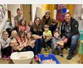 Bild: cro
Mit einem breiten Grinsen im Gesicht nehmen die Kita-Kinder mit Erzieherin Franziska Beer (vorne, Mitte) und Kinderpflegerin Julia Eismann (oben, links) den Saft von JU-Vorsitzendem Pius Stahl (hinten, rechts) und Florian Plödt (vorne, rechts) entgegen.