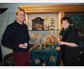 Bild: krb
Museumsreferent Tobias Knauer und die Leiterin des Neustädter Stadtmuseums, Ursel Wiechert, können sich über neue Exponate freuen. Die Neustädterin Maria Mende hat dem Museum ihre Krippensammlung überreicht.