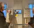 Bild: Annette Kraus/exb
Ausstellung im Gelebten Museum Mähring. Bergleute und Besucher sehen sich Zeitzeugenvideos an.