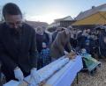 Bild: Stadt Waldsassen/exb
Beim Weihnachtsmarkt schnitten die beiden Bürgermeister Patrik Pitzinger (links) und Bernd Sommer die beiden Stollen an; die Stücke wurden wenig später an die Gäste aus der Partnerstadt und an die Besucher aus Waldsassen verteilt.