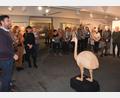 Bild: jr
Blick in die zahlreichen Besucher, die zur Vernissage gekommen waren. Im Vordergrund ein geschnitzter Nando von Tillmann Prölß.