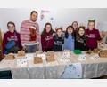 Bild: Tobias Neubert/exb
Beste Stimmung auch an den Verkaufstischen beim Weihnachtsmarkt an der Lobkowitz-Realschule in Neustadt.