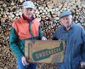 Bild: Josef Schmaußer
Karl und Michael Landshammer (rechts) aus Hausen bewahren noch ein Relikt aus der Zeit auf, als der Senior, inzwischen 96 Jahre alt, bis in die 1970er-Jahre einen Kramerladen in Hausen betrieb.