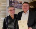 Bild: Stefanie Gradl
Zum 85. Geburtstag gratuliert Bürgermeister Hans-Martin Schertl (rechts) Georg Kraus.