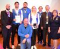 Bild: fjo
Über den Ehrenorden des Landesverbands freuen sich Alexander Zwack, Andreas Fritsch, Christina Gruber und Thomas Grundler (stehend, von links) ebenso, wie Vorsitzender Gerald Grosser (vorne) über die Auszeichnung mit dem bayerischen Steckkreuz.