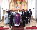 Bild: jzk
„Bitte spielen Sie auch im nächsten Advent wieder bei uns in der Kirche“, bat Pfarrer Lawrence Michael (vorne, Mitte) die Kaibitzer Schlossbläser.