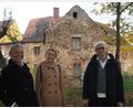 Bild: bl
Wiedersehen mit einem Haus, das viel zu erzählen hat: Das "Burggütl" (im Hintergrund) und Eigentümerin Franziska Eichinger (Mitte) waren die realen Vorbilder für ein Buch, das auf das Konto von Illustratorin Stefania Peter (links) und Autorin Birgit Angerer geht.