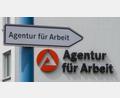 Bild: Hendrik Schmidt
Das Logo der Agentur für Arbeit ist an dem Gebäudekomplex der Behörde in Sangerhausen zu sehen. (zu dpa «Arbeitslosigkeit sinkt trotz Corona-Krise deutlich») Foto: Hendrik Schmidt/dpa-Zentralbild/dpa +++ dpa-Bildfunk +++