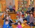 Bild: ak
Sabine Bayerl (hinten) las den Mädchen und Buben aus zwei Büchern vor.