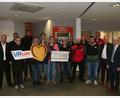 Bild: wfw
Vorstand Klaus Wild (rechts) und Geschäftsstellenleiter Hans-Peter Schmid (links) von der Raiffeisenbank Hirschau übergeben in Anwesenheit von Bürgermeister Marcus Eichenmüller (Zweiter von rechts) Spenden von insgesamt 8000 Euro an gemeinnützige Vereine und Organisationen aus dem Geschäftsgebiet der Stadt Schnaittenbach.