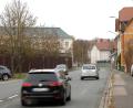 Bild: Wolfgang Steinbacher
Radfahrer bewegen sich entlang der Werner-von-Siemens-Straße gerne mal auf dem Gehsteig. Sie sollen künftig auf sicheren Radstreifen entlang der Fahrbahn fahren können.