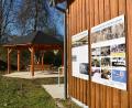 Bild: fjo
Auch der Pavillon im Spielpark steht schon. Großformatige Tafeln am ehemaligen Sanitärgebäude erinnern an die Bergbautradition Hagendorfs.