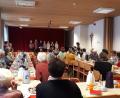 Bild: Michaela Zettl/exb
Fast 50 Erwachsene und Kinder haben sich im Theresienheim gemeinsam auf den Advent eingestimmt. Eingeladen haben dazu der evangelische Jugendheimverein und der katholische Frauenbund.