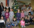Bild: öt
Kindergartenleiterin Daniela Burger (vorne rechts), Geschäftsstellenleiterin Cornelia Wöhrl (hinten links) und das Kinderhauspersonal unterstützten die Vorschulkinder beim Schmücken des Christbaums in der Raiffeisenbank Neusorg.
