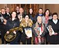 Bild: no
In Illschwang wurden langjährige Mitglieder von Posaunen- und Kirchenchor geehrt: Dekanatschorleiter Kurt Lehnerer, Pfarrer Thomas Schertel, Thomas Schmidt, Georg Schmidt, Anja Nitzbon, Chorleiter Martin Schmidt, Vertrauensobfrau Lisa Herbst (hinten von link), Carolin Schötz, Sandra Dehling, Monika Bär und Sabine Dehling (vorne von links).