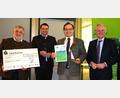 Bild: Hirsch
Der Zukunftspreis der außerschulischen Bildungseiunrichtungen geht an das Freilandmuseum Oberpfalz.. IHK-Vizepräsident Thomas Hanauer (rechts) und Landrat Thomas Ebeling (Zweiter von links) überreichten den Scheck und die Skulptur an den Fördervereinsvorsitzenden Armin Schärtl (links) und Museumsleiter Tobias Hammerl (Zweiter von rechts).