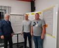 Bild: Eichl
Feuerwehr-Kommandant Felix Müller (rechts) hat zusammen mit Bürgermeister Robert Lindner (links) und Verwaltungsleiter Stefan Bäuml ein Szenario für einen Blackout in Floß erarbeitet. Auf Tafeln werden Ergebnisse zusammengefasst.