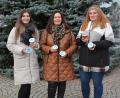 Bild: jr
Lichtblicke-Schirmherrin Claudia Grillmeier (Mitte), Isabel Sommerer (links) und Lena Schedl verkaufen am Weihnachtsmarkt in Mitterteich selbstgemachte Marmelade. Der Erlös fließt der Hilfsaktion zu.