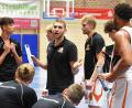 Archivbild: Büttner, Gerhard
Coach Stefan Merkl schwört sein Team ein. Im schwierigen Heimspiel gegen Leitershofen/Stadtbergen fehlen den Neustädter Regiobasketballern am Samstag aber einige wichtige Spieler.