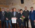 Bild: pop
Die Marktgemeinde Schmidmühlen verleiht ihre Bürgermedaille in Bronze an Karl Fochtner (von links): Bürgermeister Peter Braun, Martin Fochtner, Matthias Huger, der geehrte Karl Fochtner, Martin Bauer, Martina Fochtner, Wolfgang Fochtner und stellvertretender Landrat Michael Rischke.