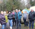 Bild: flt
Am Großen Weiher sprachen die Partnerkommunen auch das Fischotter-Problem an, dass es auf beiden Seiten gibt. Jolanta Glasner (links am Bildrand) und Justina Puchalka aus der polnischen Partnergemeinde begleiteten die Reise als Übersetzerinnen.