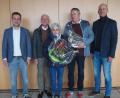 Bild: jpl
Mit einem Blumenstrauß und einem Präsent verabschiedeten die Schulverbandsvorsitzenden Wolfgang Söllner und Peter König (von links) sowie Schulleiter Alexander Köstler (rechts) Gertrud und Eberhard Söllner und dankten noch einmal für die stets verlässliche und wertschätzende Zusammenarbeit in den vergangenen 20 Jahren.