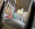 Symbolbild: Marijan Murat/dpa/Symbolbild
Ein Patient liegt in einem Krankenbett auf einer Kinderstation.