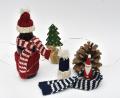 Bild: Petra Hartl
Selbst gemacht: Mini-Mütze und -Schal machen aus jeder Flasche ein tolles Geschenk. Drunter stecken kann Alkoholisches wie ein Piccolo oder – wie in diesem Fall – abwehrstärkender Saft.